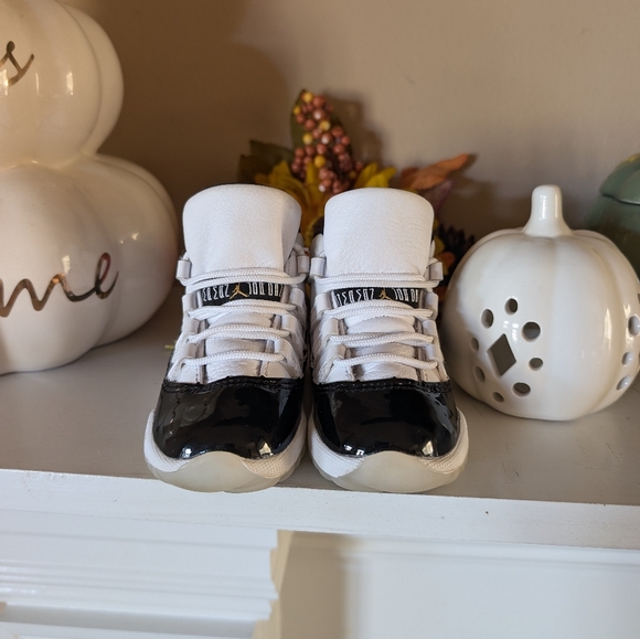 Nike Air Jordan 11 Retro Toddler Shoes - Picture 2 of 8